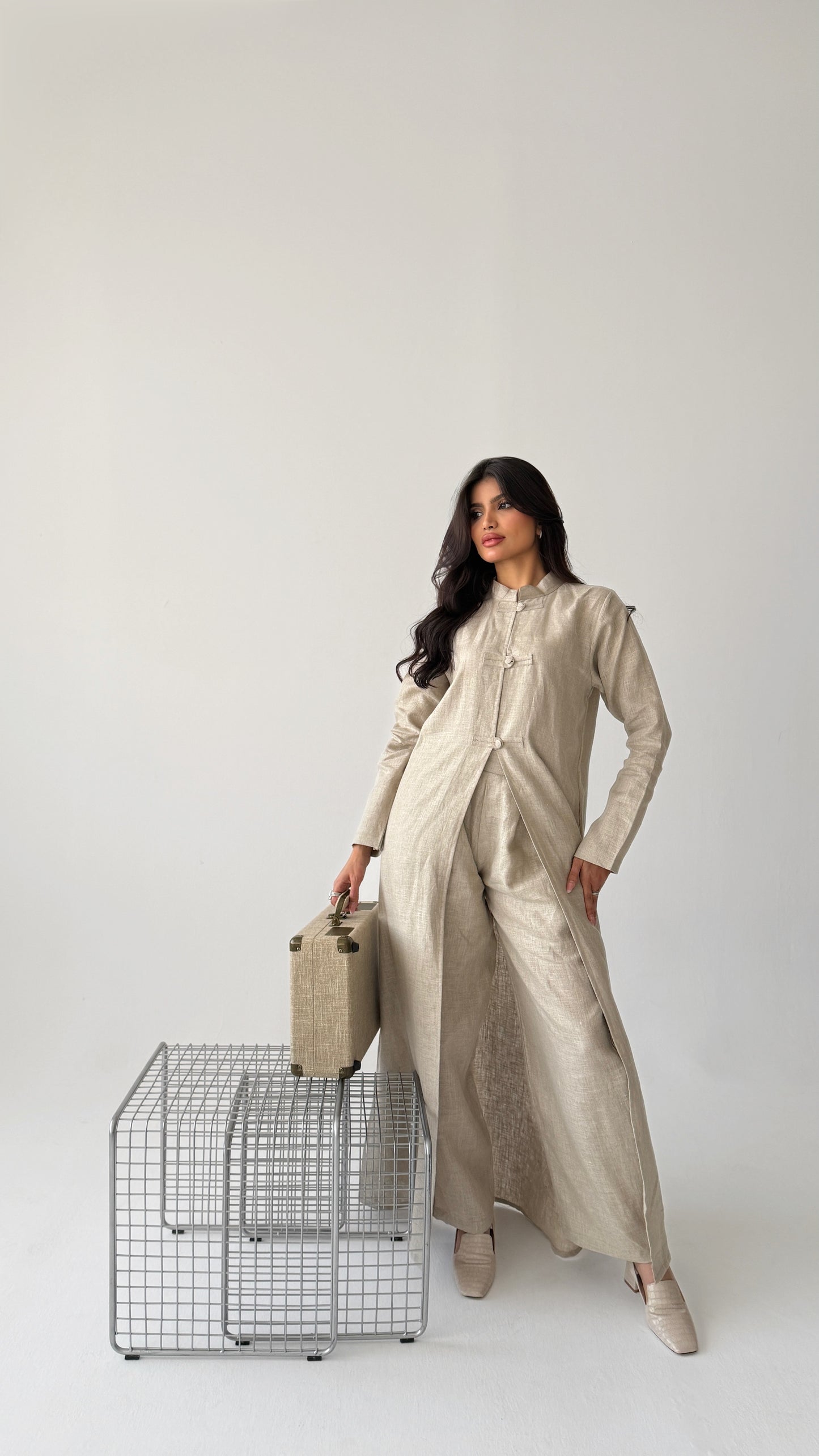 Daqla with natural linen trousers